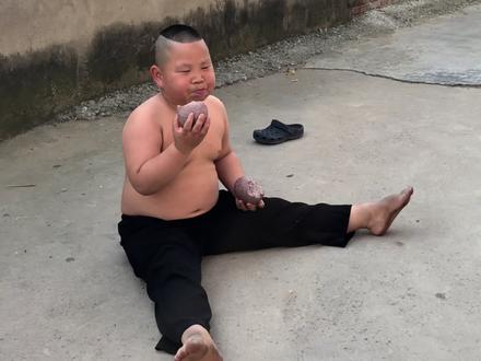 白白胖胖充满希望、干啥啥不行、吃啥啥不剩、主打好养、不挑食😂😂#农村小土娃 #这才是童年最真实的样子 #谁都不服就服你这调皮的样子 #童年真实的样子 #农村生活