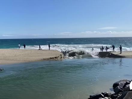 内河的入海口被涨潮时形成的沙坝堵死了,于是就有了这