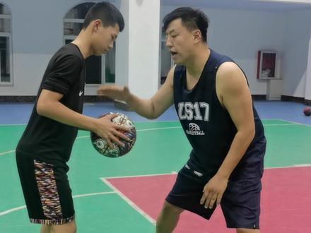 如何断持球人手里的球#篮球教学 #篮球训练 #篮球防守 #篮球 #包头致诚篮球训练营 #篮球教练杨大爷 #篮球生日快乐
