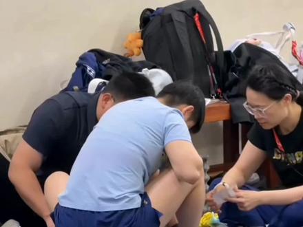 #孙颖莎#李宁
#sun
李宁的鞋子是怎么回事???
给个解释
两天了一堆人围着莎莎的一个鞋子看🌚