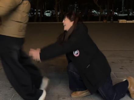 果然两个搞笑的人凑一块咋都正经不起来 #甜甜的恋爱 #和你对象一起拍 #阿萨阿萨情侣舞 #搞笑