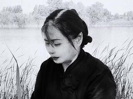 抗战老电影《苦菜花》一代人的回忆,著名歌唱家王音璇演唱,十分催泪感人…#内容启发搜索#经典影视#老歌回顾#原创视频#创作灵感@抖加🔥上热门🔥dou+🔥热点宝