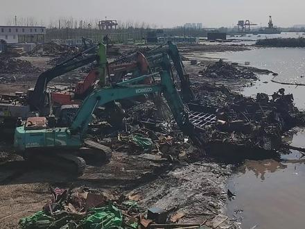 2026年船舶拆解马上全面开拆!有大双缸剪的可以联系我!我们可以合作,350,390,400,450都可以#建设中的风景 #渔船聚集地 #港口作业 #码头现场实拍 #城市基建进行时