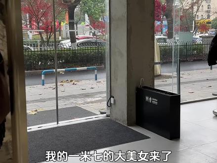 小姐姐每次来都是提前准备衣服,更方便节约她的时间,喜欢她的爽快,喜欢来我们店铺就是对我们的认可,不在乎买多少,服装实体的本质本就是让客户体验到温度感#第一视角 #女装店 #viog日常 #沉浸式穿搭 #芜湖女装