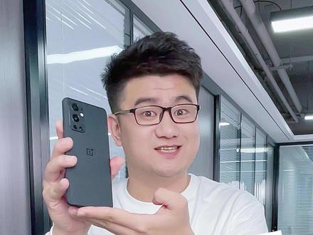 跑分80多万,到底值不值得入手呢?搭载了索尼IMX766和789两个传感器,65瓦超级快充,反向充电,IP68级防尘防水,120赫兹高刷屏,2K的分辨率,10亿级色差,还有官方2年售后保障,未激活未使用#数码科技 #手机 #电子产品 #玩转数码 #手机数码 #数码 #抖音支付年货节 #年货节 @抖音支付