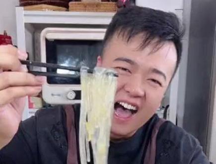 排骨炖酸菜在家怎么做才能汤浓肉香 有肉有菜还有汤呢