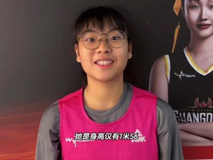 未来之妞冯敏敏参加广东女篮试训 她是草根篮球的励志代表,靠着一招神龙摆尾火遍大江南北,如今更是被冠军球队中收获试训机会,她能成为职业球员吗?#冯敏敏 #未来之妞 #广东女篮 #篮球需要沉淀