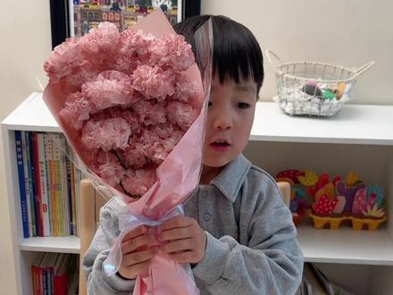 女神节到啦~
这次又和安安解锁了纸巾康乃馨的新玩法
材料主要用到家里的纸巾
耐心折一折、再一点点揭开晕染
一束软fufu香fufu的康乃馨花束就做好啦
简单又有心意,快带娃动手试试💗
#女神节 #亲子手工diy #亲子手工 #创意手工 #妇女节手工