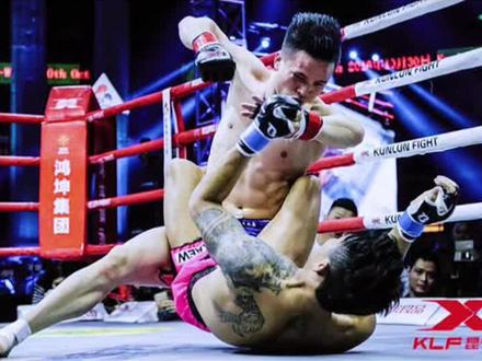 日本选手犯规踢飞张美煊护齿,暴怒重拳打掉对手大齿#综合格斗 #ko