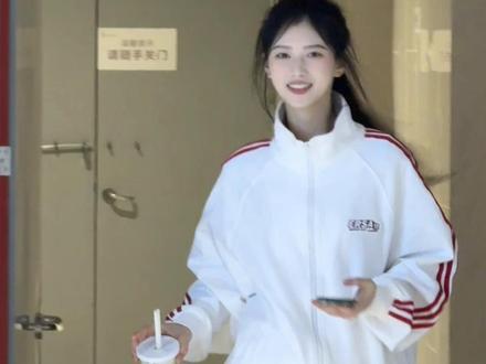 看完逐玉的姐妹们在哪里!!!青天大老爷~青天大老爷~#女学生休闲运动套装 #校园风运动服 #少女运动服 #运动服套装 #运动装