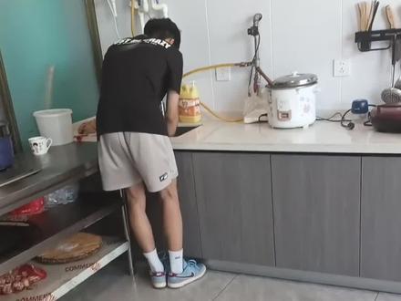 男生高考估分600多分 一查300多,一大早就默默去做饭洗碗了