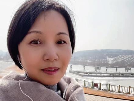 唐诗三百首【1】 感遇十二首·其一
张九龄
兰叶春葳蕤,桂华秋皎洁。欣欣此生意,自尔为佳节。谁知林栖者,闻风坐相悦。草木有本心,何求美人折!