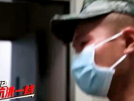 战士到医院探望被洪水卷走负伤的排长冒小驰,许久的担心与牵挂化作了泪水(来源:军事纪实)