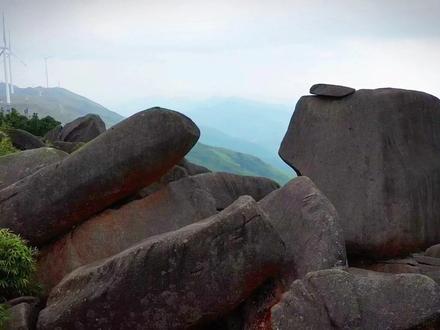 陆丰罗经嶂海底奇石群~石头屋,导航陆丰罗经嶂或者岐岭村,车一直开到尽头风车212#就是罗经嶂海底奇石群,suv走九公里洗衣板路……
风车、奇石群、星空、日出、日落,云海……#山顶美景