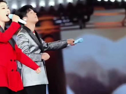 是谁在唱歌 温暖了寂寞.#自由飞翔 #凤凰传奇 #凤凰传奇演唱会 #玲花曾毅 #凤凰传奇杭州演唱会