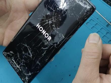 荣耀v40曲面换外屏,碎的非常之严重。#曲屏维修 #爆屏修复 #修手机