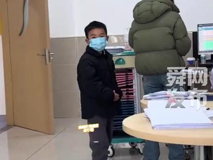 小男孩在医院看病时,被邀请跳《库里之歌》,男孩妈妈:我看你要痊愈了#可爱男孩 #库里之歌 #搞笑