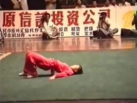 地趟拳又称地功拳、八折拳、地躺拳。属于优秀的中国武术拳种之一。地趟拳的特点主要是以跌扑滚翻的摔跌动作来诱敌入彀,败中取胜。#武术 #创造灵感 #传统武术 #功夫 #地躺拳#