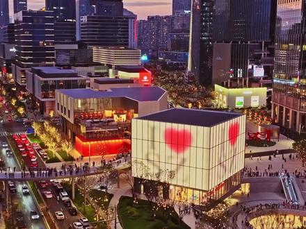 万象城、万象天地、万象汇……华润这三大商业IP到底有啥区别? 厦门、福州有万象城,泉州东海有万象汇,而晋江拿到的却是“万象天地”!为什么?
简单说:万象汇是“区域商业中心”,服务家庭和商务人群;万象天地是“潮流策源地”,主打逛、玩、社交,还要活化晋江糖厂工业遗址!
先有商业再聚人,还是先有人再落商业?晋江万象天地大概率是“双向奔赴”——既有梅岭成熟客流,又用品牌反哺板块。
你觉得东海万象汇和晋江万象天地,哪个更值得期待?评论区聊聊👇
#华润 #万象天地 #晋江 #商业观察 #泉州