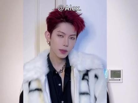 #窗口切换变装 拍了两套服装的时候,小孩子才做选择。素材来自@蟹老板🦀️爱跳舞 #舞蹈 #肯的教学 #轻而易剪 @剪映