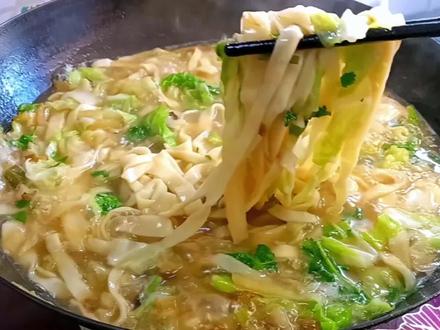 一根大葱几片白菜,做一锅炝锅面,好吃还简单,一碗下肚浑身暖和#我要做爆款 #面条的家常做法 #汤面条