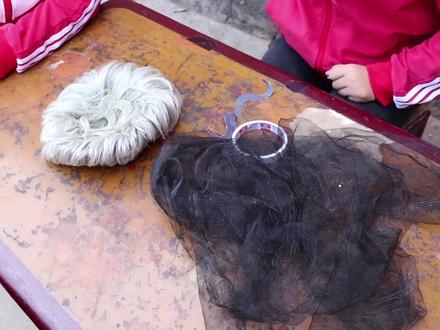 小伙伴们一起玩过家家,冬冬变成小女孩还穿上了JK裙子,太逗了