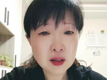 亲爱的爸爸、妈妈您们还好吗!今天是妈妈的百日祭奠,爸爸还有二十一天,也一百天了。老人们说,一个月不能上两次坟,妈妈和爸爸的百日祭奠就在同一天举行,我和弟弟两家、还有舅舅一家、大姨婆、小姨婆及妈妈娘家一些亲戚来看您们,女儿按照习俗,给您们买了房子,家用电器应有尽有,还买了箱子衣服等,爸爸、妈妈在世时,什么物品都不缺。到了天堂也是这样。听说百天是爸爸、妈妈在人间最后的日子,过了今天爸爸、妈妈是不是就走远了,不管爸爸、妈妈走的多远,希望爸爸、妈妈都不会忘记回家的路。想您们时!您们已经远去,懂您们时!我已中年,那如山的父爱、无私的母爱,我已无法偿还,千般恩,万般疼,泪眼遥望天堂路,泪水止不住的流啊!长这么大第一次这么久没有见您们!爸爸、妈妈!女儿想您们了!您们听到了吗?😭😭😭#只有经历过的人才懂得这种痛苦和思念 #想念天堂的爸爸妈妈 #有一种思念叫做永远 #伤心伤心😭😭