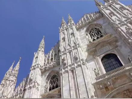 米兰冬奥会开幕式 2026年米兰 - 科尔蒂纳冬奥会开幕式在当地时间2月6号晚上8点,于意大利米兰的圣西罗体育场盛大举行。
这次开幕式把“和谐”定为主题,运用了艺术表演、舞美设计还有多媒体影像等多种形式。通过这些精彩的呈现,既展示了意大利深厚的历史文化底蕴,又体现出其当代设计的独特风格与创新精神,同时也着重表现了人与自然、城市与山地之间和谐共生的美好画面。
在运动员入场环节,中国体育代表团由旗手宁忠岩和张楚桐带领着步入会场。而在演出方面,美国知名歌手玛丽亚·凯莉参与其中,为开幕式增添了别样的光彩。最后,意大利总统宣布2026年米兰 - 科尔蒂纳冬奥会正式开幕。 #热门 #热点 #上热搜#强烈推荐#原创视频