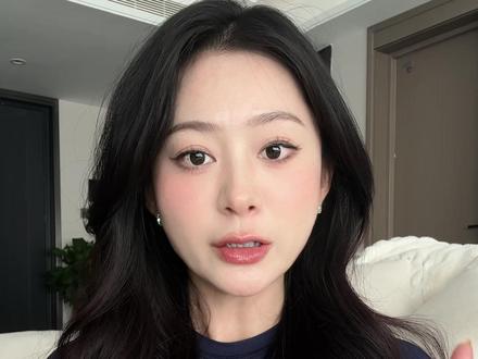 中戏表演生必练!改善嘴歪脸斜的口部操秘籍✨ 姐妹们!我之前因为长期单侧咀嚼+睡姿问题,我的脸歪到自拍都要疯狂找角度…试过按摩、正畸都没用,直到练了老师在中戏课堂上教的「口部操」!坚持一段时间后下颌线对称了,说话嘴角也不歪了!🔥
✨【中戏口部操】✨
1⃣撅嘴大笑
2⃣左右撅嘴
3⃣左右顶舌
4⃣咬苹果
5⃣放松咬肌
⚠️ 注意事项
▫️ 经期/牙齿矫正期暂停
▫️ 初期可能酸胀(肌肉在重组!)
▫️ 搭配热敷效果翻倍!
🙋♀️ 你也有嘴歪/大小脸困扰吗?🔍 测测你的脸歪程度:
① 用后置摄像头拍正面照
② 画一条垂直中线
③ 看看左右脸是否对称?
✨ 坚持就是胜利!一起变美吧!✨
#变美 #中戏 #口部操 #大小脸 #变美变瘦变好看