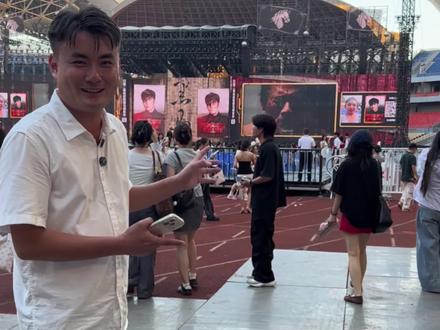全场大合唱的瞬间,所有烦恼都没了!纵横四海,你我皆是黑马 #李荣浩南宁演唱会 #李荣浩黑马演唱会 #南宁演唱会