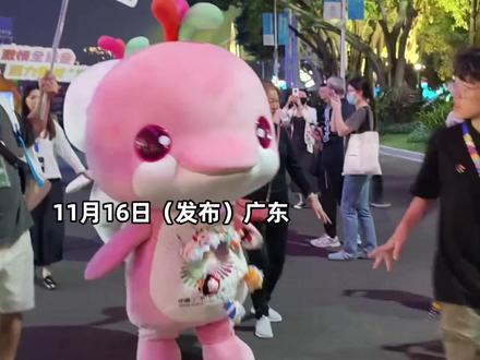 网友偶遇背书包的“大湾鸡”,身上还挂着许多玩偶,走路一扭一晃