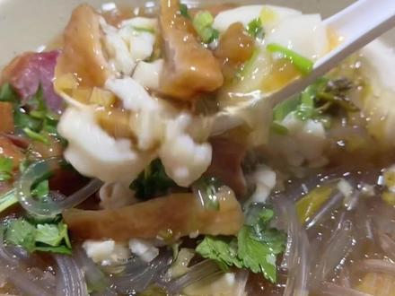 爱上漳州 从一碗豆花粉丝开始!美好的一天从淹死一根油条开始!#寻味街边小吃 #城市里的烟火气 #本地人爱吃的店 #路边摊美味 #艾特你的饭搭子请你吃