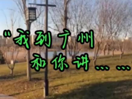 #东航MU5375的故事 #永远的花季 嗨,可爱的女孩,今天是你的生日,生日快乐,两天前你登上了MU5735航班,这位独自出行的16岁女孩,她叫陈佳(化名),她是一个长着娃娃脸、大眼睛、双眼皮的长发女孩。她的朋友李云(化名)形容她,「笑起来神似宋雨琦」。两个女孩是小学同学,陈佳小学毕业后,从广州去了昆明的一所寄宿学校读书,父母在广州工作,此后,每逢寒暑假,陈佳都要往返于昆明和广州。
3月21日,本来不是她返家的时间。但她计划下半年去英国求学,父母为她向请了假,这一天她飞回广州,是为了办理签证和相关事宜。
当然,这还是一趟令人期待的假期。下周三,也就是今天,是陈佳16岁生日,李云和另外3个朋友给她准备了生日惊喜。3月21日上午10时57分,起飞前两个女孩的话头还没打住,陈佳给李云发了一条信息,内容是「我到时候到了广州再和你讲」。
李云眼里的陈佳是快乐的。因为追星。陈佳的朋友圈背景是她爱豆成员的合影,这是她最喜欢的组合。她一有时间就向李云安利自己的偶像,言语之间都是崇拜和喜爱。
但陈佳一个人在昆明也会孤独。李云曾在一个凌晨,接到陈佳的电话,陈佳低沉的和她说"我好想家呀"。
这样的孤独在最近被冲散了,因为她马上要回家了。
回了广州,陈佳可以跟思念的朋友们一起庆生,在朋友们为她订的包间里,陈佳会收到一个定制的蛋糕,上面是她们几个朋友的合影,再加上所有人的名字。这是属于十几岁女孩的友谊。当然,她还会收到她最喜欢的偶像的专辑。收到礼物的陈佳一定会开心极了。她希望今年无论如何都要看一场偶像的演唱会。未来去了英国,或许陈佳还将继续面对孤独。但这场生日派对会成为她生活里甜蜜的回忆。这原本是陈佳的16岁,春日里,永远的16岁。