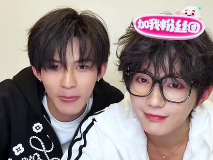 #樊霄 #游书朗 #52 揍了樊霄就不许揍我了哟~都是樊霄做的,关我高嘉辉什么事😆
说实话演技方面,我觉得从观众的角度来说演的挺好的,把这个角色表现的很丰满,不然为什么那么多人说要殴打樊霄~而且他爱游书朗也能感受到~(到底是谁老在骂小孩哥😠)
个人的观众视角觉得第一次演戏出来这样的效果真的很棒了!高嘉辉你会越来越好哒!#云旗yunqi #郝熠然