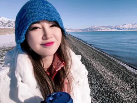 撒贝宁说没来赛里木湖是白活~我想,这话可能不是字面意思 你看,它的面积是1314平方米,一生一世的约定。它的海拔是2073米,那是“爱你情深”的誓言。环湖90公里,水深90米,是长长久久的沉淀。
这“大西洋最后一滴眼泪”,不是悲伤,而是天地写就的一封情书。我们翻山越岭,是在寻找数字背后,那个关于“永恒”的答案。
所以,他说没来过赛里木湖就白活了 那是一种感受——是当你站在1314的承诺里,于2073的深情处,终于长长久久地,感受到了被爱-……