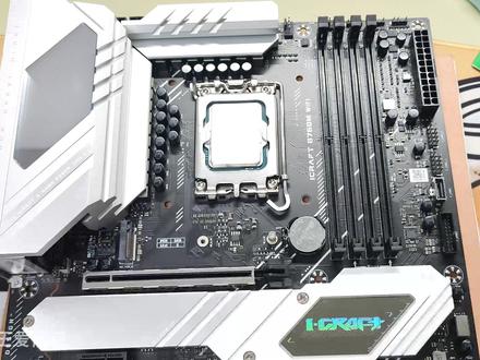 电脑小白如何更换/加装内存条?多个内存槽装哪条? 关于内存的了解:
内存代数有DDR2 DDR3 DDR4 DDR5
目前在售的一般选择DDR4和DDR5(根据你购买的主板选择代数)
内存的频率有:
DDR4有 2133 2400 2666 3000 3200 3600
DDR5有 5200 5600 6000 -8000 这个就比较多了
然后内存还有一个时序问题,时序越小越好。
一般内存频率越高越好,如果自己家用选择中上即可,首选是考虑稳定性。
一般DDR4选择3200的较多,DDR5选择的6000较多,其他根据个人需求选择和调整。#ddr5内存条 #diy电脑 #装机 #装内存条 #数码科技