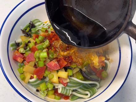 今天吃个三合一菠菜驴蹄子面。#油泼面 #驴蹄子面 #美食vlog