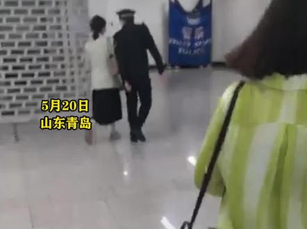 5月20日,山东青岛。网传一女子在地铁永平路西出口拿老年人卡逃票,被工作人员发现后扭头就走。地铁客服回应称,老年卡是实名制,60岁以上才可以办理,过机器的时候都有提示和亮灯,巡逻人员发现逃票,要罚款60元的,但是对方跑了,就属于个人素质问题,没有更好的处理办法,只能加强巡逻。
