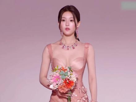 露思2025星光大赏红毯全程!女王压轴!
自录,宝宝红毯登场全程📸
开头这个寓意,还有大屏设计的都很好,好适合我们年冠女王👑👑
#颁奖典礼 #赵露思 #星光大赏