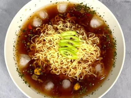 超简单版4分钟冷面,在家有泡面就可以,泡面爱好者绝对不能错过!#冷面#泡面#跟着抖音学做菜