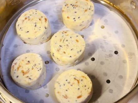 一定要做的山药小米馒头✅健脾养胃营养好吃 山药和小米都是养脾胃的好食材,做成这样的山药小米馒头,米香中包裹着红枣的香甜,再搭配补钙的黑芝麻,营养好吃又健康,宝宝特别爱吃#小米山药馒头 #宝宝辅食 #儿童美食 #面食 #馒头