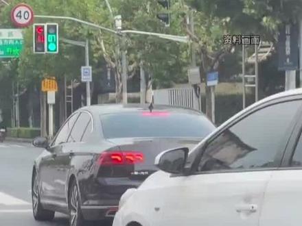 绿灯不走也违法,交警:罚款200元,驾驶证记6分。