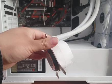 电脑城给小白装的水冷主机9400f搭配个360水冷!这下漏液全废了!不懂搭配等于浪费,配合4铜管风冷不香吗?