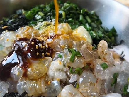 紫菜虾仁鲜肉馅,汤汁巨鲜巨香太好吃了,一点也不腻,姐妹们冬至一定要去试试这个馅,超级超级无敌好吃.#冬至吃饺子 #冬至饺子不能少 #紫菜虾仁饺子 #好吃不如饺子 #饺子陷做法