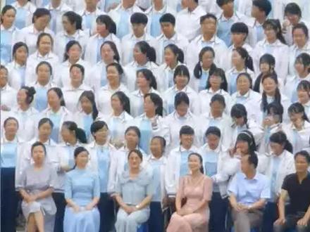 青春的笑容青春的骄傲巢湖一中毕业照!愿未来,阳光明媚,满怀希望!祝所有的巢一学子从容展卷,高考大捷!#毕业照