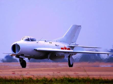 致敬中国经典战机!致敬中国空军!#歼6 #歼击机 #战斗机 #致敬 #中国空军