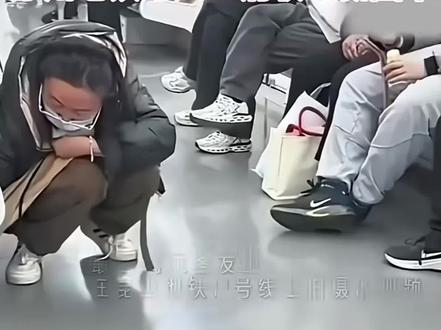 乘客不慎将奶茶洒在地铁车厢,为不影响其他人乘坐,默默用自己围巾将每一处擦拭干净才下车。苏州地铁:全网寻找这位小姐姐!为您准备了新围巾和文创大礼包等表示感谢