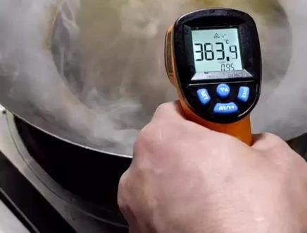 食用油油温多少熟 7e7a86066708631c61961ccecdd68f6c~tplv-dy-resize-origshort-autoq-75:330.jpeg?x-expires=2001117600&x-signature=rTBp2eOHwIeYSRar7CrMrLjIu8U%3D&from=3213915784&s=PackSourceEnum_AWEME_DETAIL&se=false&sc=cover&biz_tag=pcweb_cover&l=20230603103938E055CFDB4DD00F3CEDC3