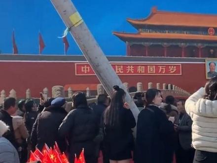 河南商丘吴营村天安门巨画,面前的那根碍眼的斜电线杆终于被挪开,并且还安装上了新旗杆!#商丘 #吴营村 #安徽小丰