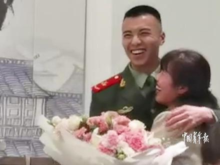 温馨一幕!入伍900天,武警战士第一次休假回家。#团圆 #拍拍我的美好生活